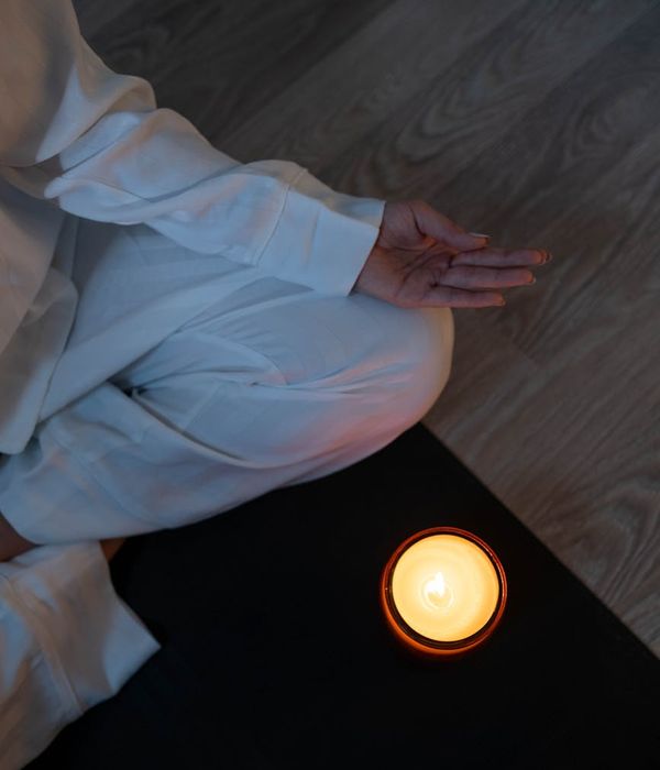 Minimalist yoga mat on a dark floor with soft golden light.